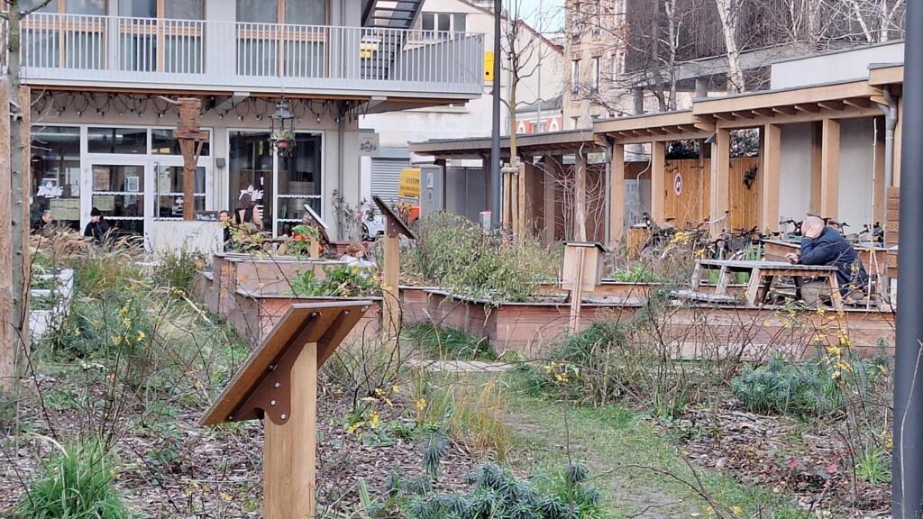 À Montreuil, le premier village du réemploi solidaire en France rend attractif la seconde main