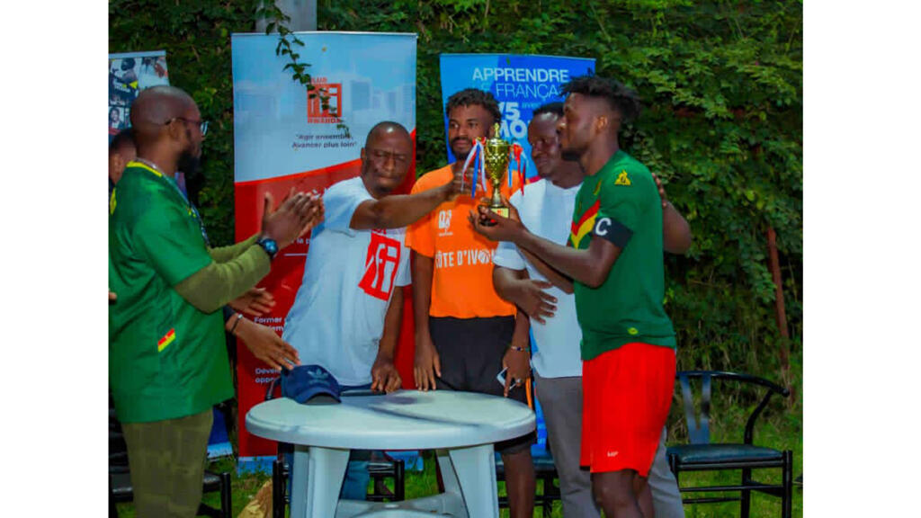 L'équipe du Cameroun vainqueure avec son trophée.