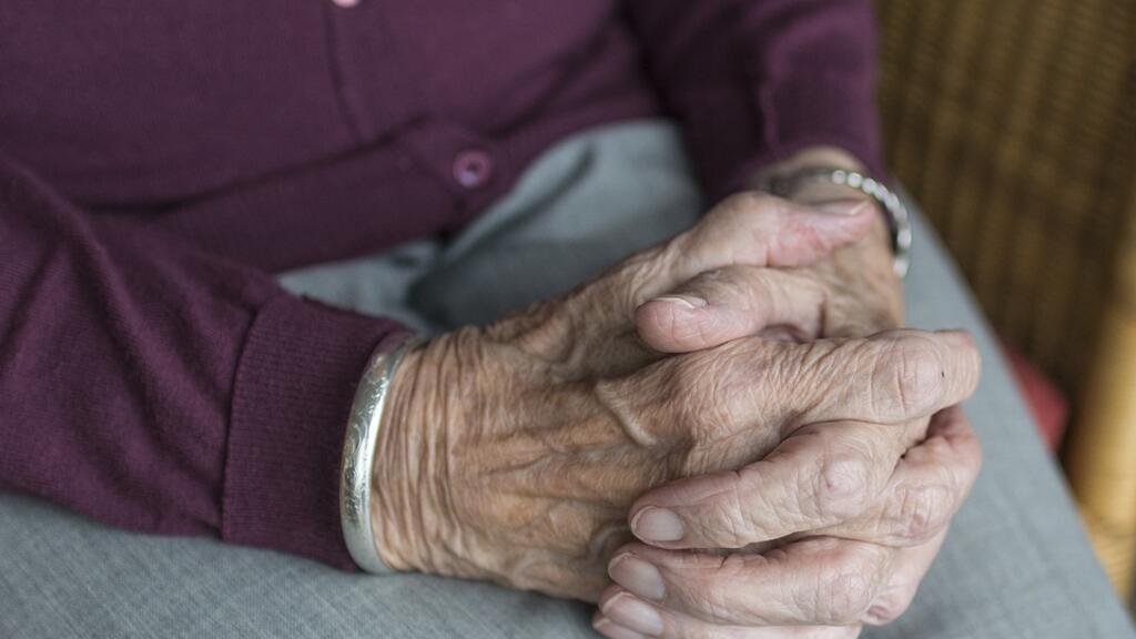 Les personnes âgées sont aussi parmi celles qui souffrent le plus du confinement, cet isolement imposé.
