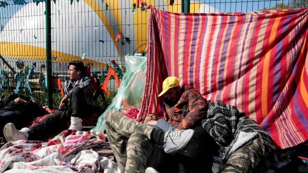 Des migrants afghans à l'entrée d'un camp de migrants, porte de la Chapelle à Paris.