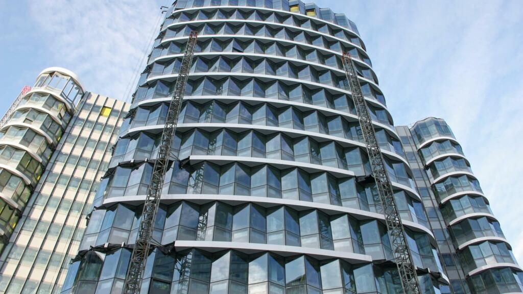 Edifício que irá acolher o "Campus Cyber" em La Défense, a 10 km do centro de Paris.