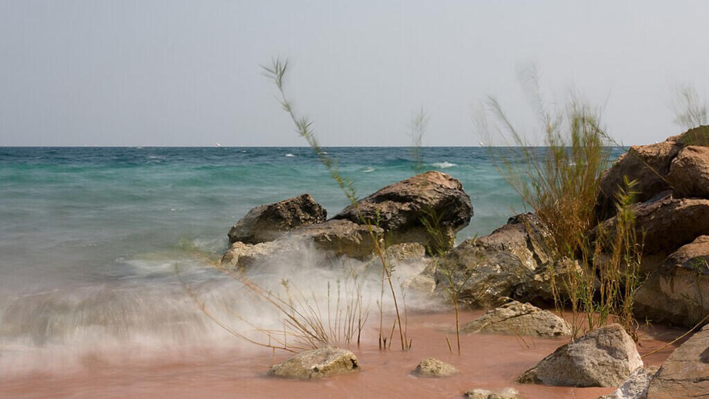 Les averses responsables des graves inondations à Kalémie en RDC, ne viennent pas directement d'El Nino, mais d'une réplique dudit phénomène au niveau de l'immense lac Tanganika. (Sur la photo)  
La rive du lac Tanganyika près de Kigoma. (Image d'illustration).