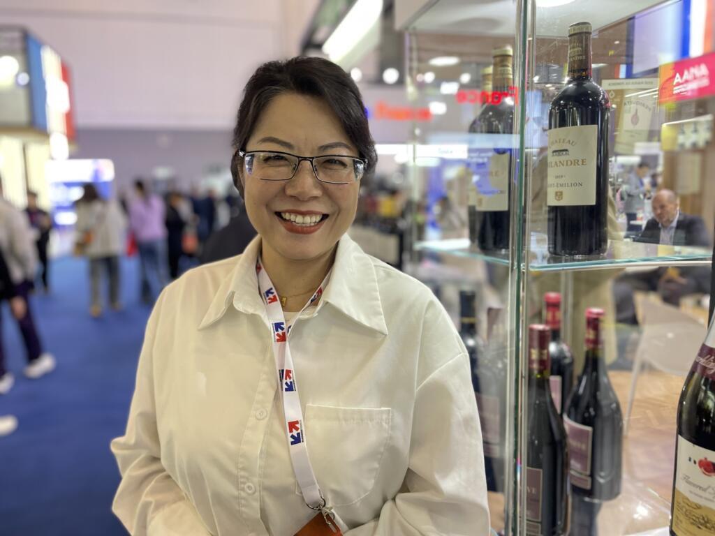 « Quatrième sœur chinoise », c’est le pseudo que s’est choisie cette influenceuse qui vend 60 000 bouteilles sur Tik Tok