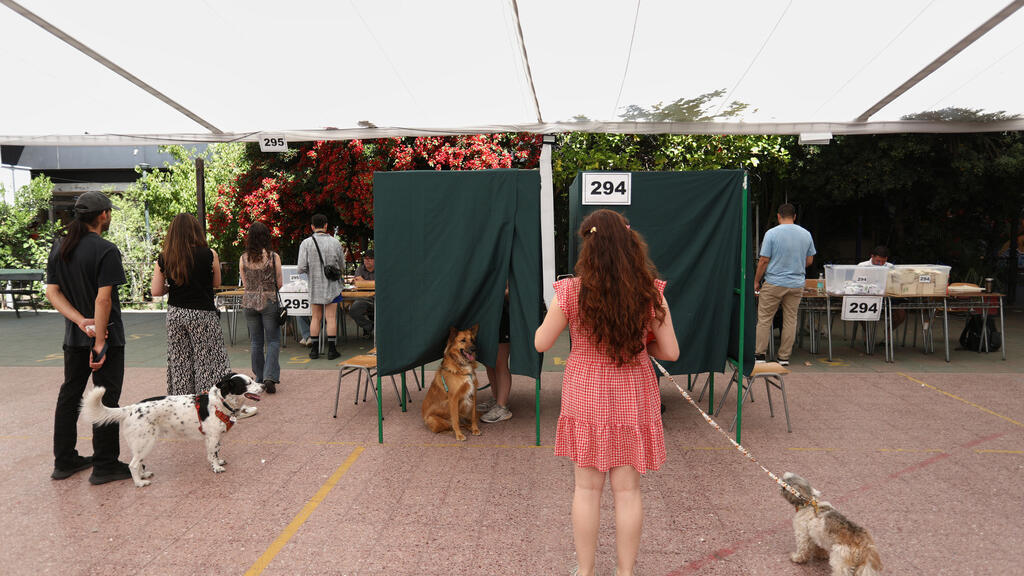 Kast polariza el voto joven: entre el temor a retrocesos sociales y esperanzas económicas