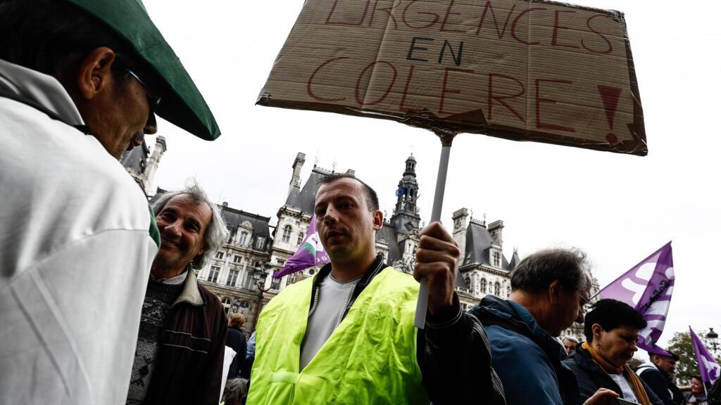 Un urgentiste portant un gilet jaune, pendant une manifestation le 26 septembre 2019 à Paris (photo d'illustration).