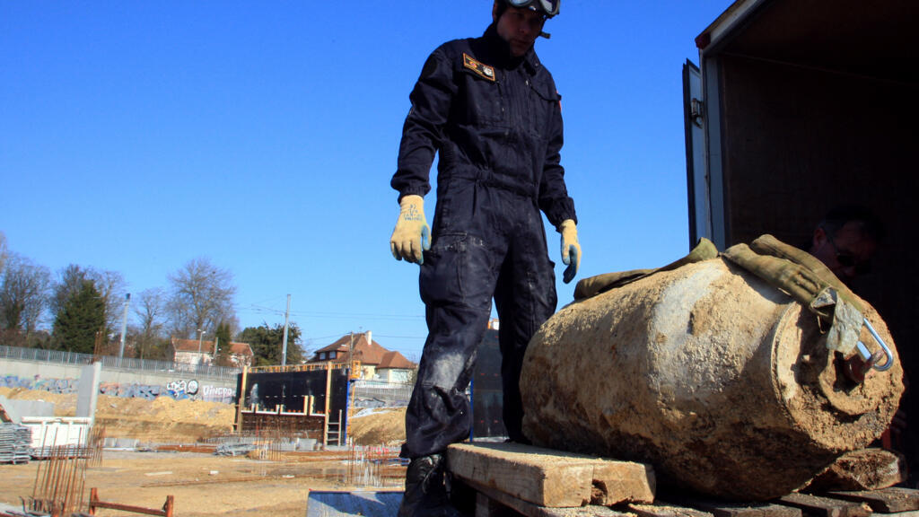Un démineur termine de désamorcer une bombe américaine de la Seconde Guerre mondiale découverte sur un chantier le 14 février 2010 dans la ville normande de Caen.
