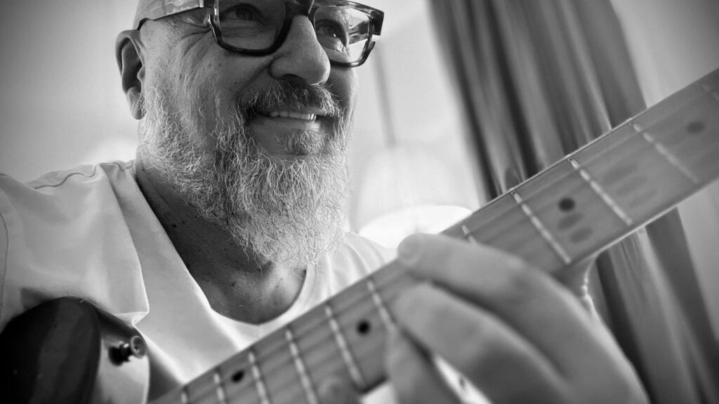 AG Weinberger, născut la Oradea în august 1965, spune despre el însuși că este un „evreu ungur și român”, este  muzician, compozitor, producător și eseist, recunoscut pentru contribuțiile sale remarcabile în blues, jazz și muzica contemporană.