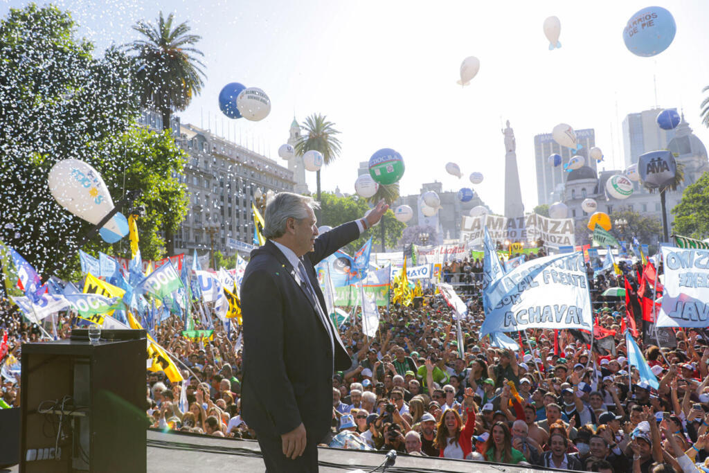 Na sexta-feira (10), Lula estará no palco montado na Praça de Maio, em Buenos Aires, ao lado do presidente Alberto Fernández (foto). Na imagem, Fernández fala a grupos aliados em novembro de 2021.