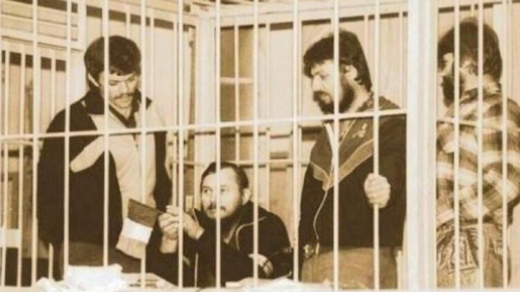 Ilașcu (așezat) și grupul său pe vremea detenției politice.