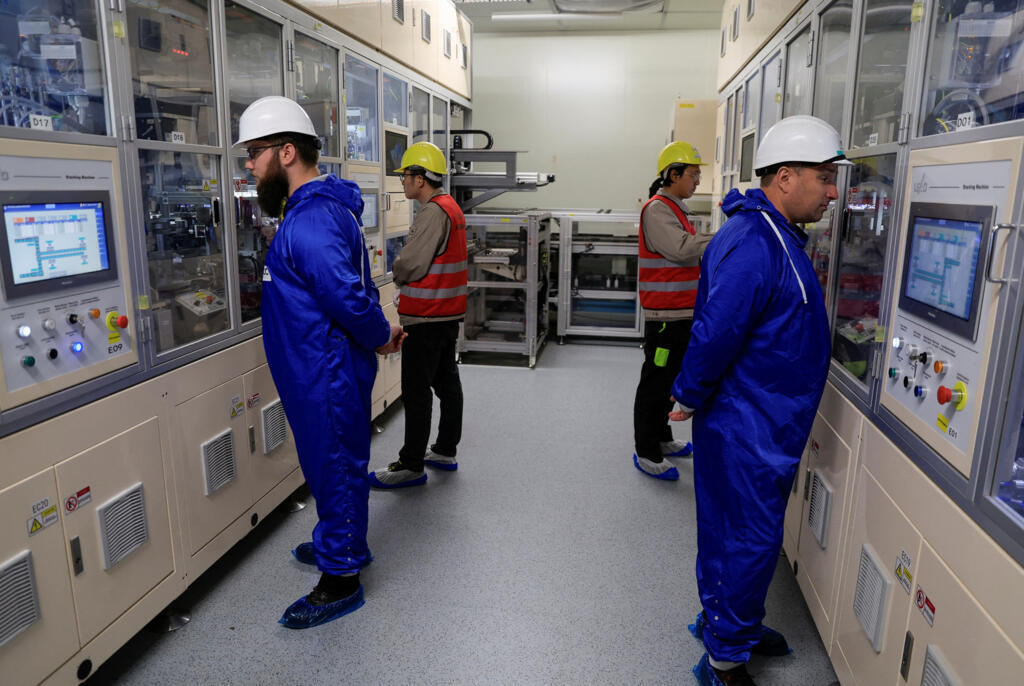 Funcionários monitoram telas de controle na nova fábrica da Automotive Cells Company (ACC), uma joint venture da Stellantis, TotalEnergies e Mercedes, aberta em Billy-Berclau-Douvrin, norte da França, em 30 de maio de 2023.