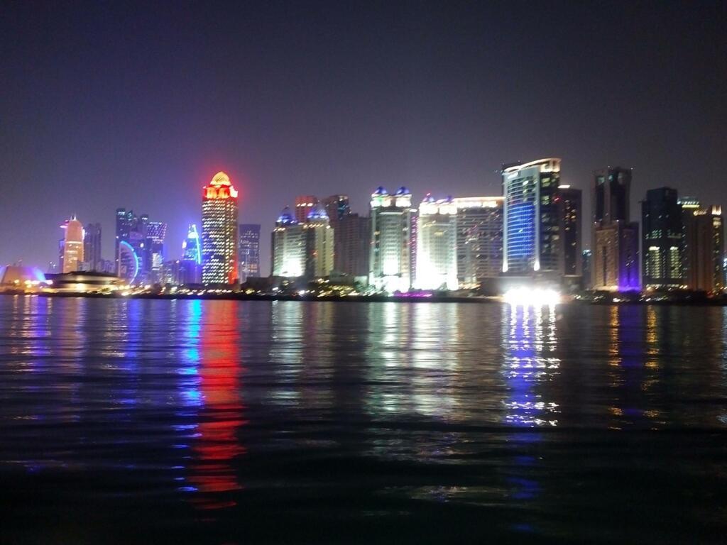 刚果(金)东部和平多哈签框架 3 法广(RFI)图片 / 卡塔尔:首都多哈(Doha)夜景。摄于2017年09月。
RFI Image / Qatar : Vue de nuit de Doha, la capitale du pays. Ici : une photo prise en septembre 2017.