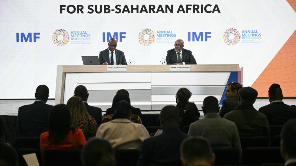 Abebe Aemro Selassie ( à dr.), directeur Afrique au FMI, et un officier pour la communication durant une conférence de presse, à Washington, le 16 octobre 2025.