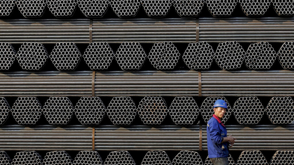 Une pile de tuyaux en acier dans une usine basée dans la province de Hebeï, en Chine. (Image d'illustration)