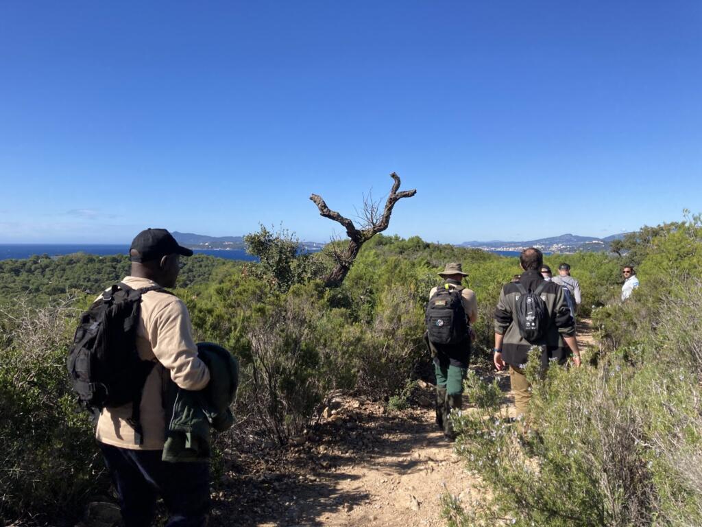 Le ranger zambien, Benson Kanyembo (à gauche), lors de la visite du massif de la Colle Noire.