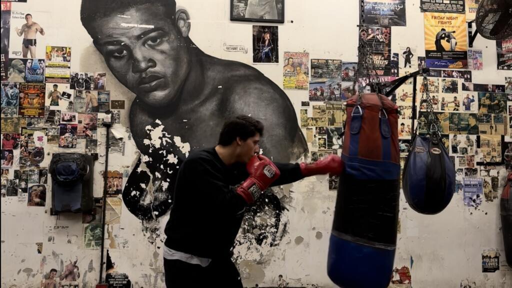 Ele conta que "estava sofrendo bullying na escola porque eu era uma criança gorda. Gordinha, né? O boxe foi o jeito que eu encontrei de ganhar mais autoconfiança, ter coragem",