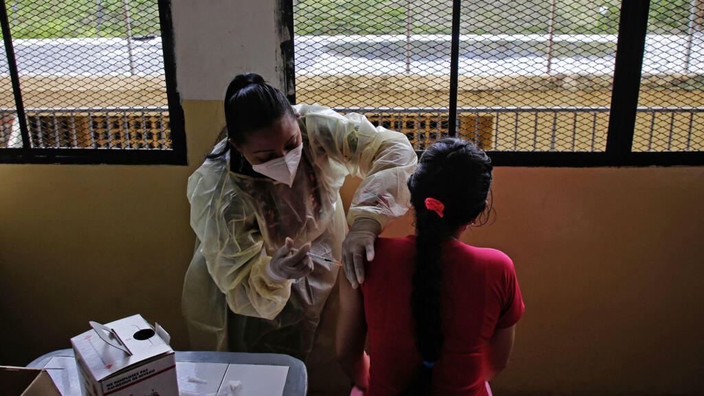 Detenta é vacinada na prisão de Los Teques, na Venezuela, em 2 de julho.