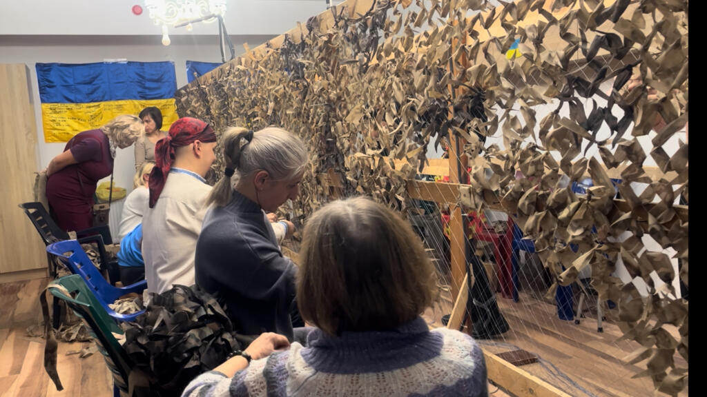 En Ukraine, des bénévoles fabriquent des filets de camouflage pour les snipers