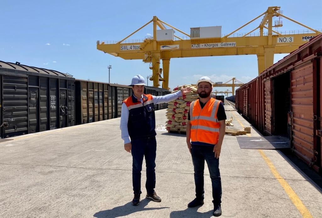 Avec des responsables dans le port sec de Khorgos, où 16 trains sont déchargés et réchargés chaque jour - quatre fois plus qu’avant la pandémie du Covid.
