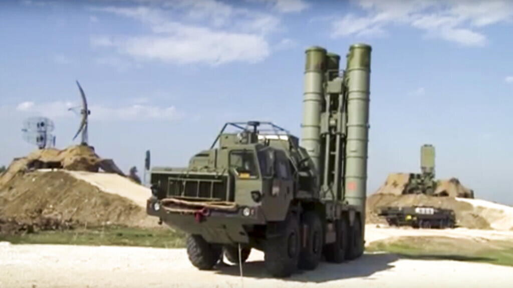 Hình tư liệu do bộ Quốc Phòng Nga phổ biến: Một dàn tên lửa S-400s được triển khai tại Syria cách biên giới Thổ Nhĩ Kỳ khoảng 50 km, ngày 27/11/2015.