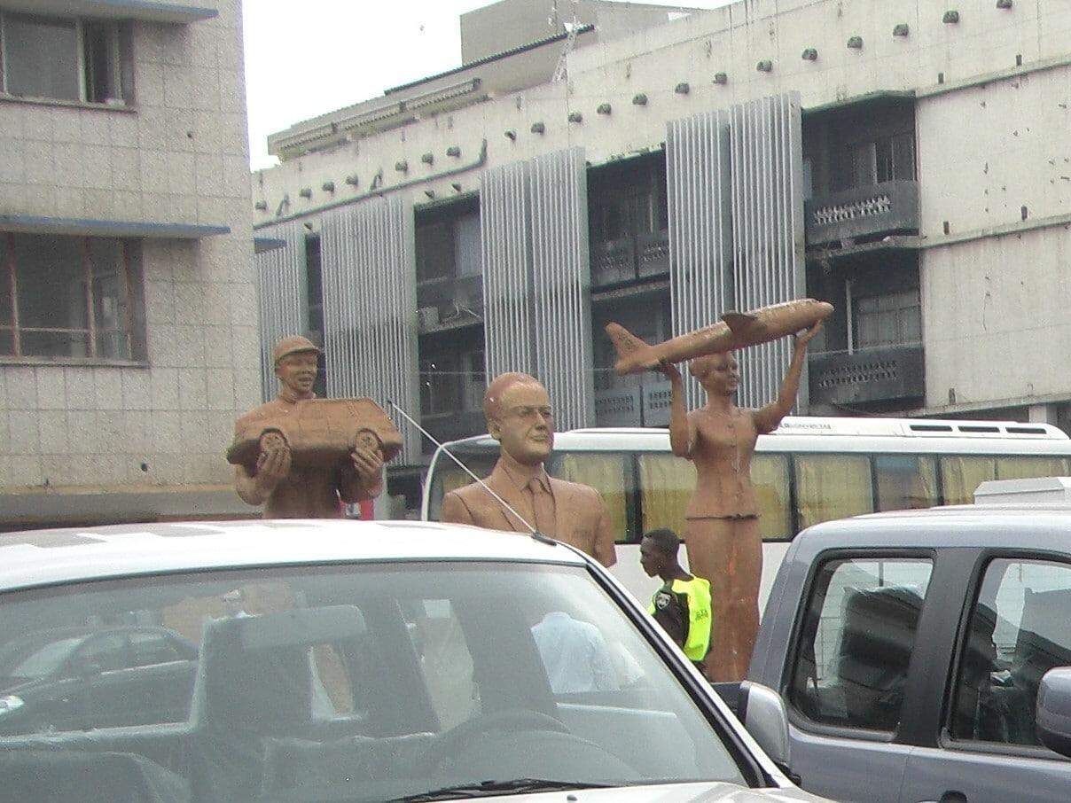 A Kinshasa, Philippe de Moerloose avait un monument à son effigie: une statue de lui entourée de deux employés congolais.
