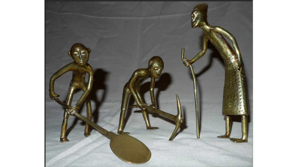 Figurines en bronze exposées au Centre de promotion de l'artisanat de Cotonou.