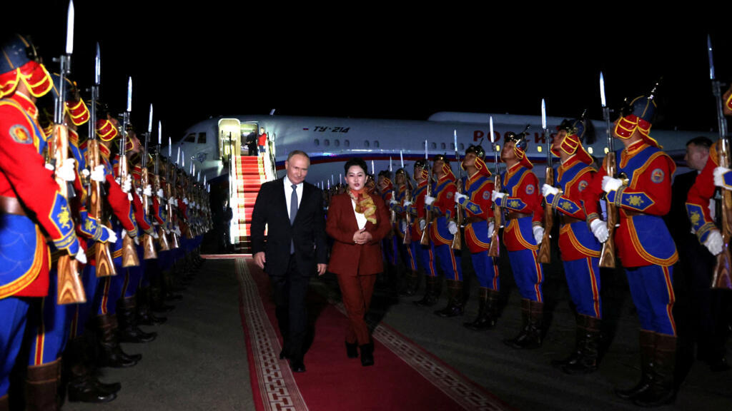 Le président russe Vladimir Poutine accueilli à l'aéroport d'Oulan-Bator, capitale de la Mongolie, le 2 septembre 2024.
