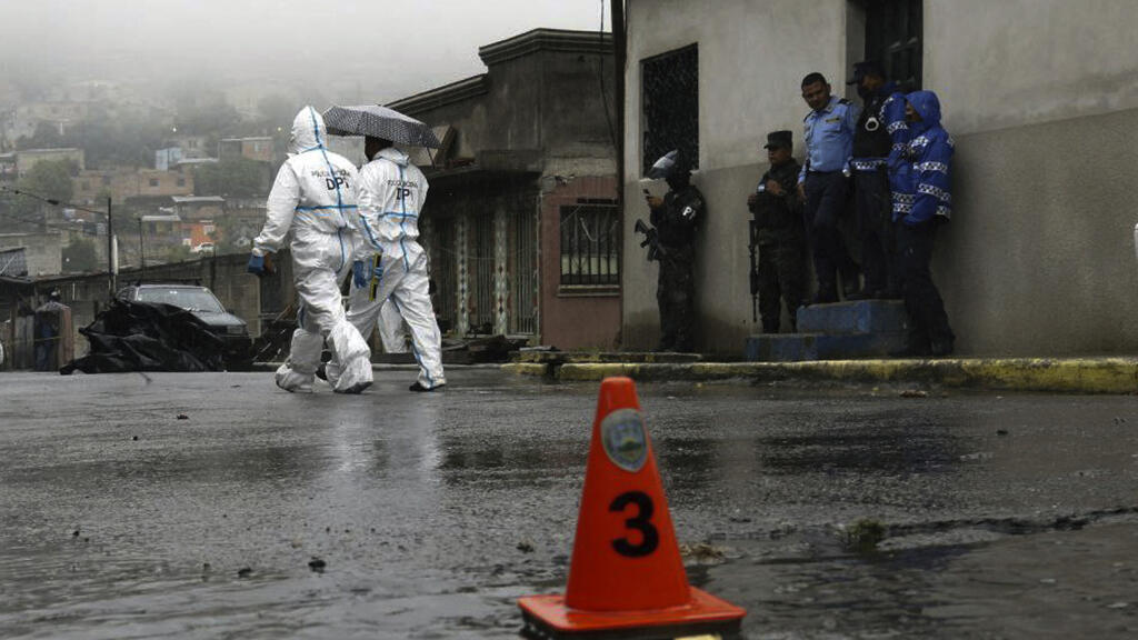 Des membres de la police du Honduras et des experts médico-légaux mènent leur enquête à l'endroit où le journaliste Edwin Josué Andino a été abattu par des hommes armés, à Tegucigalpa (Honduras) le 10 octobre 2022.