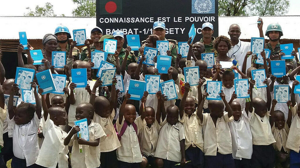 Dans le cadre de leurs efforts pour améliorer la qualité de l'éducation en RDC, la base opérationnelle mobile du Bataillon bangladais de la MONUSCO à Gety distribue des matériels éducatifs aux élèves de l'école primaire Andijkya. [Image d'illustration]