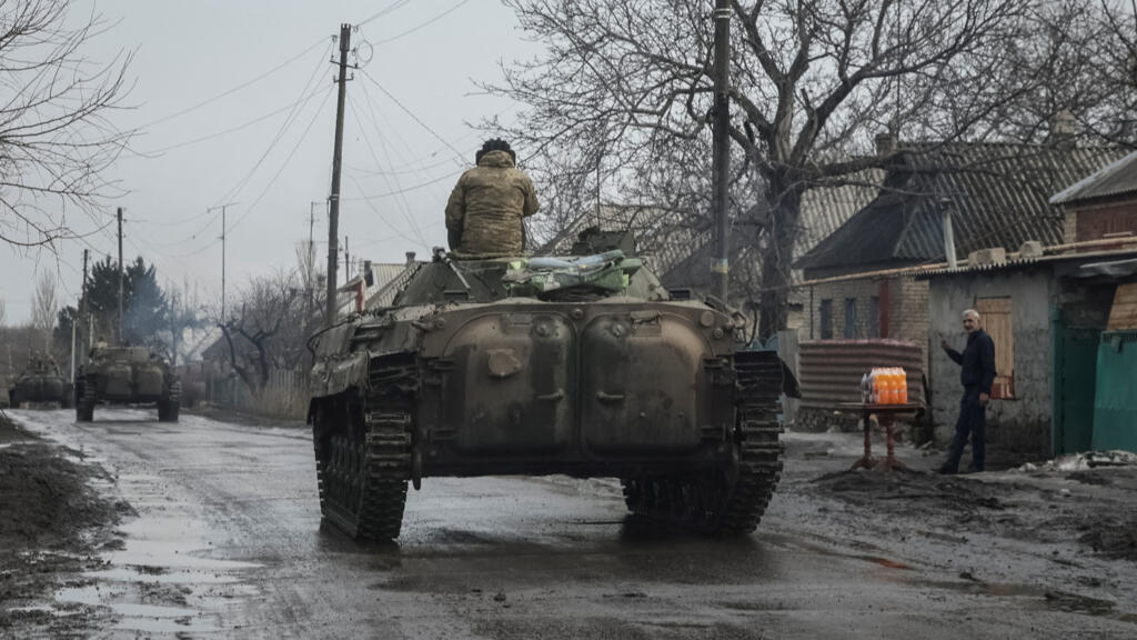 Des militaires ukrainiens sur des véhicules de combat d'infanterie BMP-2, près de la ville de Bakhmout, le 27 février 2023.
