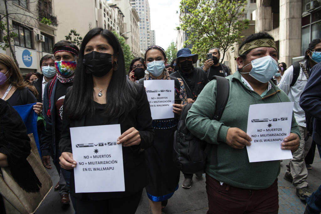 Membros da convenção constituinte e apoiadores do povo mapuche manifestam em rejeição à militarização da região da Araucania no sul do Chile, protesto que aconteceu em frente ao Palácio La Moneda, em Santiago, em 4 de novembro de 2021.