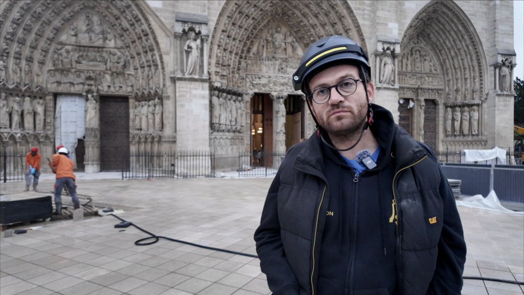 Alexandre Gougeon devant Notre Dame de Paris