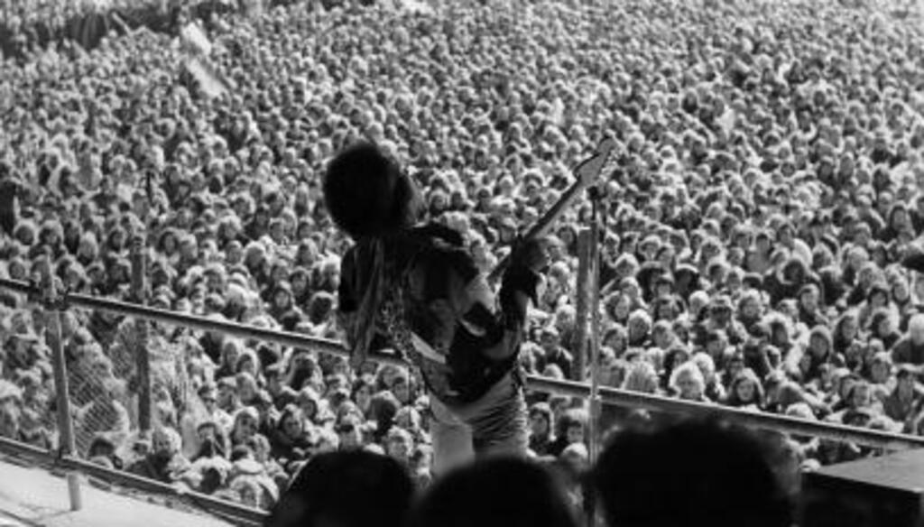 Jimi Hendrix, en concert en Allemagne, sur l'île de Fehmarn, lors du festival Love and Peace, 1970.
