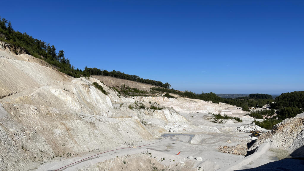 Sous cette carrière de kaolin, à Echassières, Imerys souhaite extraire du lithium à partir de 2028.