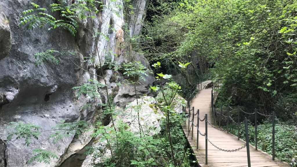 L’entrée des grottes de Zugarramurdi où l’Inquisition espagnole a vu dans les fêtes basques de l’Akelarre des messes noires.