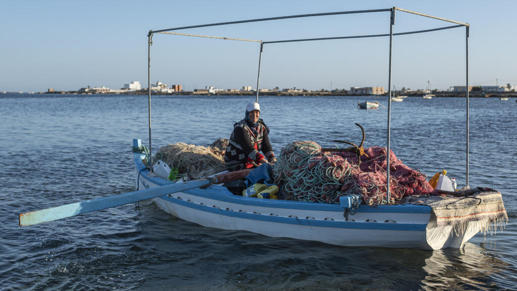 Sara Souissi, 42 ans, pêche de façon traditionnelle dans les eaux du golfe de Gabès depuis son plus jeune âge. Elle lutte contre le chalutage pour préserver ce mode de pêche.