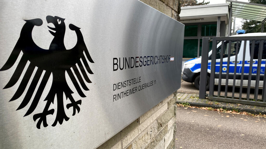 Entrada do Supremo Tribunal Federal Alemão Bundesgerichtshof em Karlsruhe um dia depois que supostos membros e partidários de um grupo de extrema direita foram detidos em buscas em toda a Alemanha, em Karlsruhe, Alemanha 8 de dezembro de 2022.