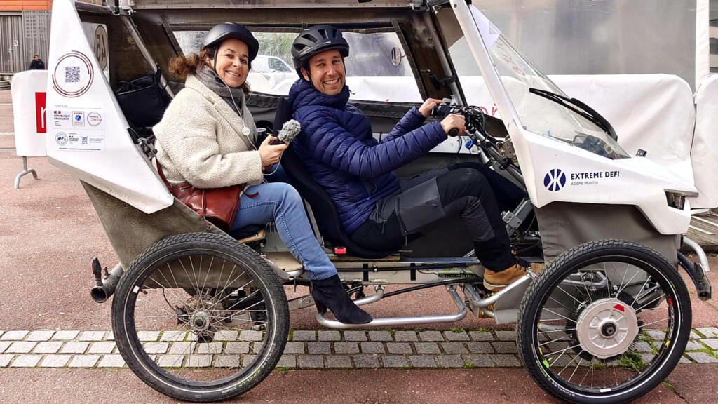 Anne-Cécile Bras essaye le véhicule intermédiaire dans lequel Jérôme Zindy parcourt 3 000 km en France pour La Nouvelle Aventure Mobile.