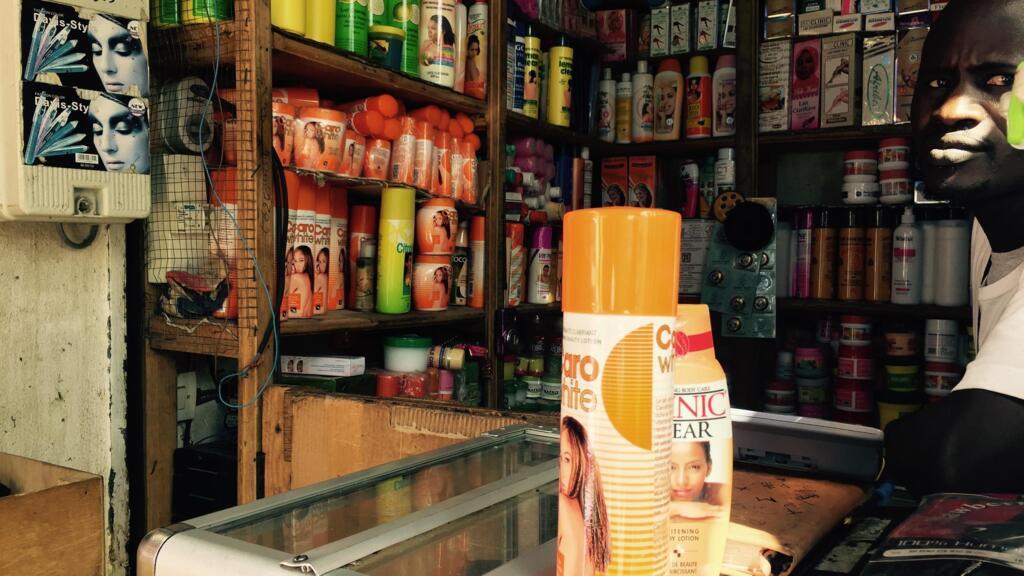 Des produits servant au blanchiment de la peau au grand marché de Dakar (Image d'illustration).
