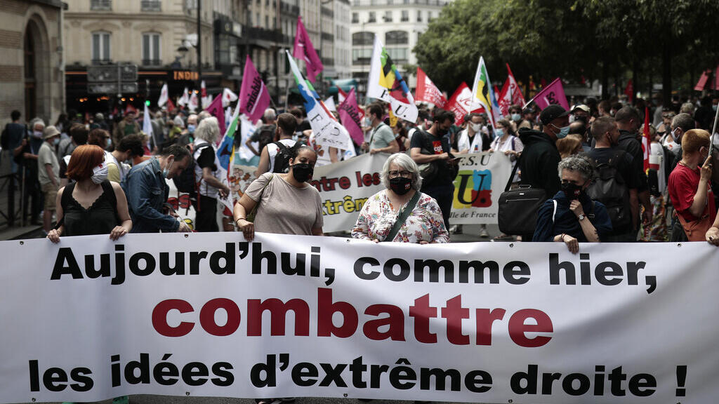 As últimas semanas foram marcadas por protestos para lembrar que, como diz o cartaz, "hoje, como ontem, [é preciso] combater as ideias da extrema direita".