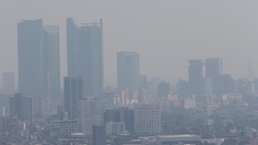 Le smog plane au-dessus de Mexico, le 25 avril 2021.