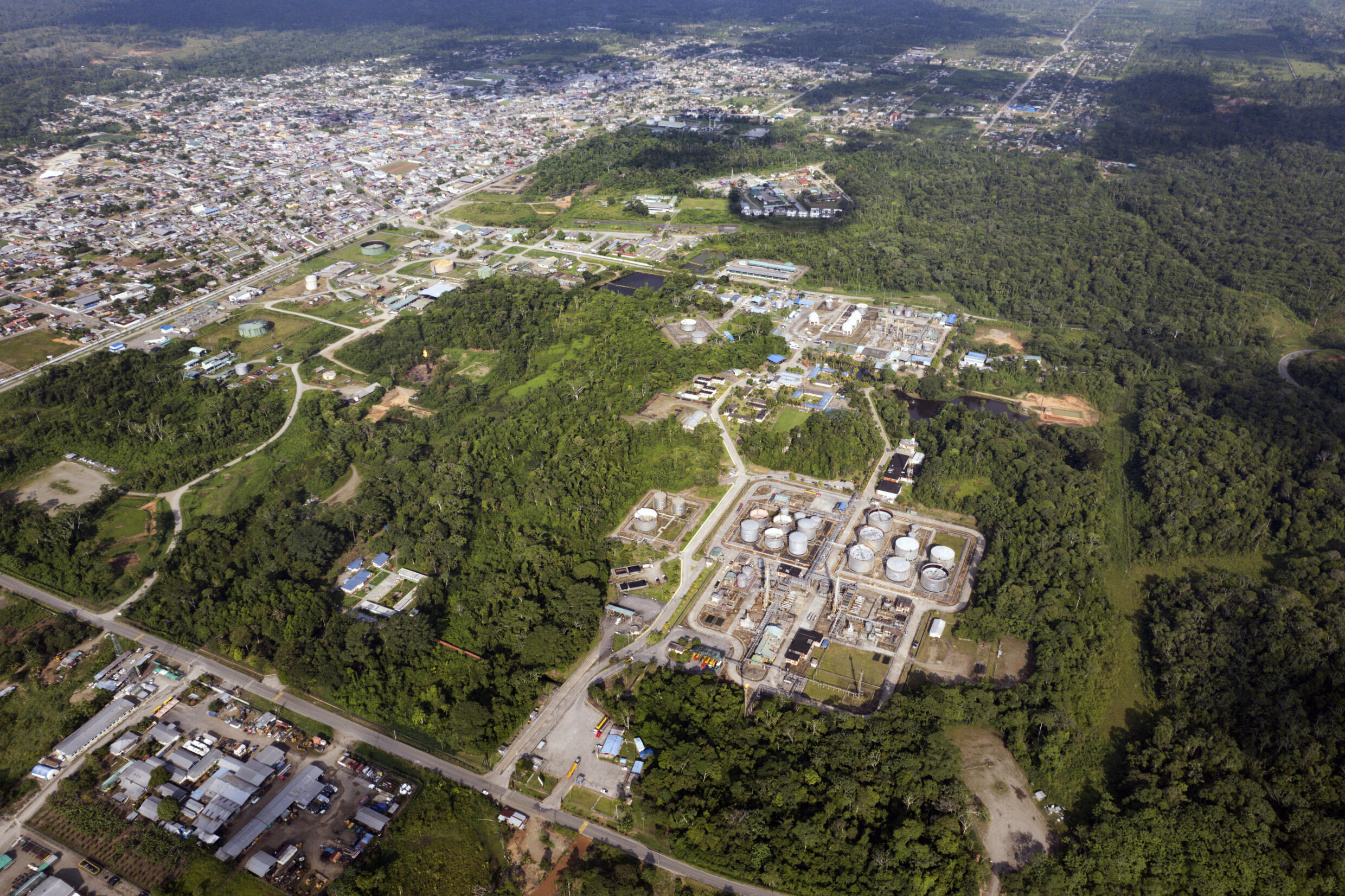 Una vista aérea de una instalación petrolera de la estatal Petroecuador cerca de la localidad de Shushufindi, en el noreste de Ecuador el 14 de enero de 2023