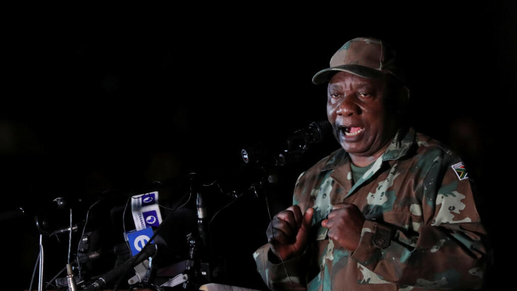 Le président sud-africain Cyril Ramaphosa s'adresse aux membres des Forces de défense sud-africaines (SANDF), avant leur déploiement en vue d'un confinement total de 21 jours pour tenter de contenir l'épidémie de coronavirus. Johannesbourg le 26/03/2020.