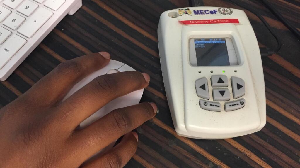 Ce modèle de Machine électronique certifiée de facturation est un boîtier connecté au système de facturation de l'entreprise.
