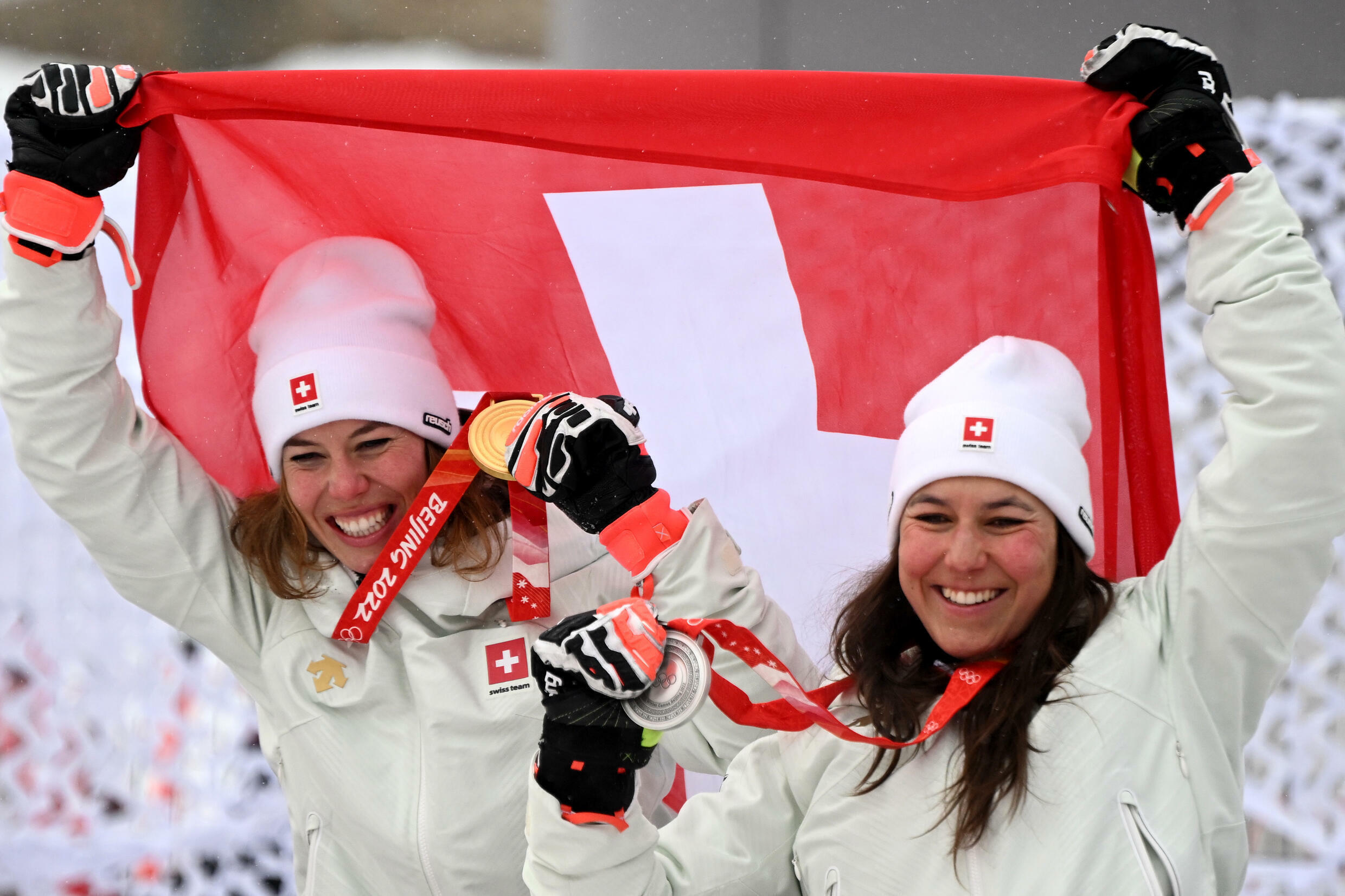 Las esquiadoras suizas Wendy Holdener (drcha.) y Michelle Gisin muestran sus medallas de oro y plata, respectivamente, de la combinada de los Juegos Olímpicos de Invierno de Pekín el 17 de febrero de 2022 en Yanqing