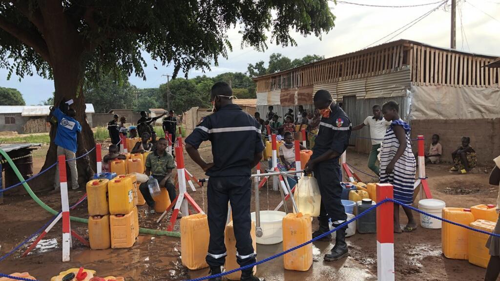 L’eau vient du réseau traité de la Société de distribution de Centrafrique. Elle est aujourd’hui payante, une réflexion est menée pour permettre la gratuité généralisée de l’accès à l’eau.