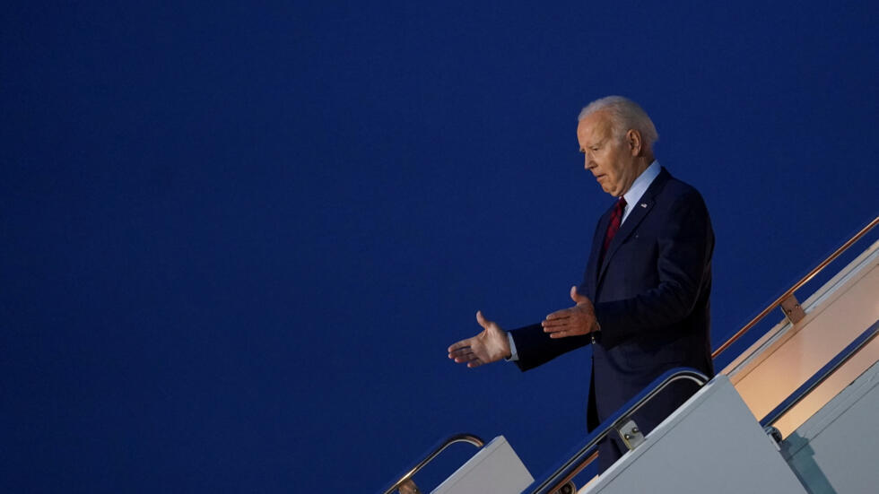 Tổng thống Hoa Kỳ Joe Biden xuống máy bay Air Force One tại sân bay Stansted, Anh Quốc, ngày 09/07/2023.