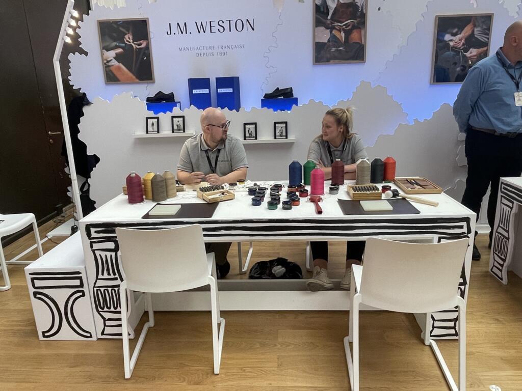 Estande da marca J.M Weston no evento Les Deux Mains du Luxe, destinado a popularizar o trabalho artesanal de grandes marcas francesas. Em Paris, em 3 de outubro de 2025.
