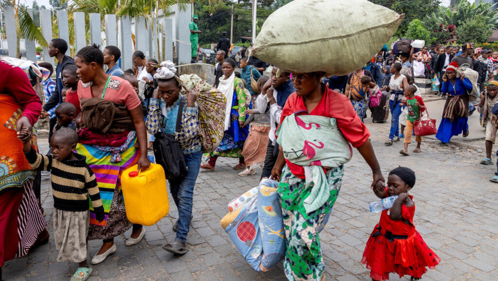 Le personnel humanitaire, leurs familles et les civils fuient Goma, dans l'est de la République démocratique du Congo, à la suite des combats entre les rebelles du M23 et les Forces armées de la République démocratique du Congo (FARDC), à Gisenyi, au Rwanda.