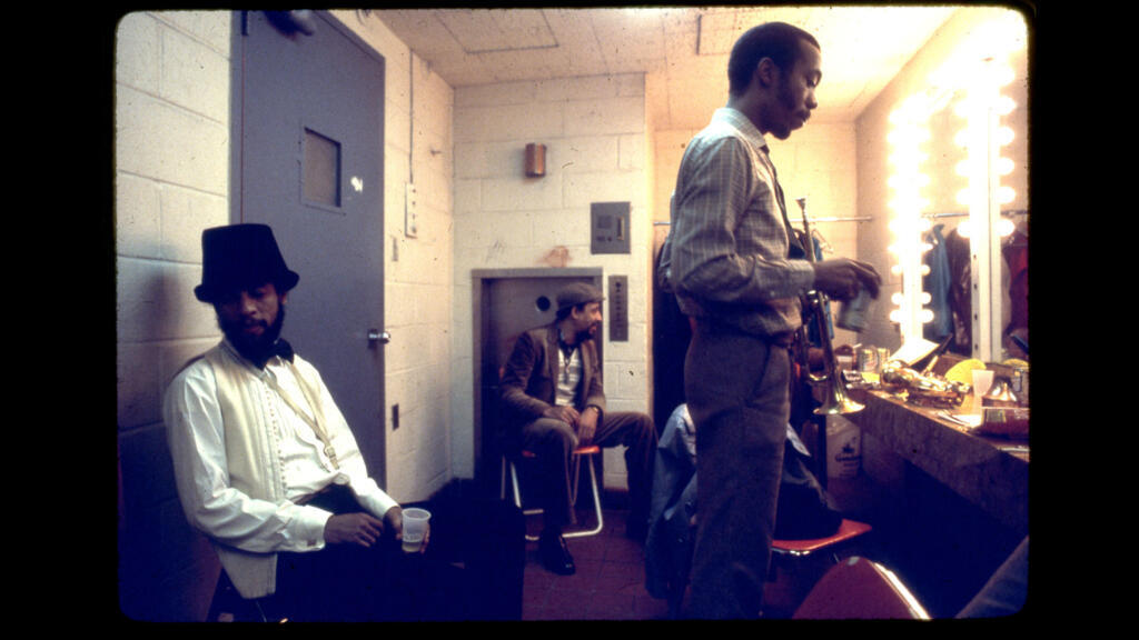 Dans les loges du Sweet Basil Nightclub, dans les années 1980. Olu Dara est à droite, avec le musicien de jazz Henry Threadgill, assis à gauche.