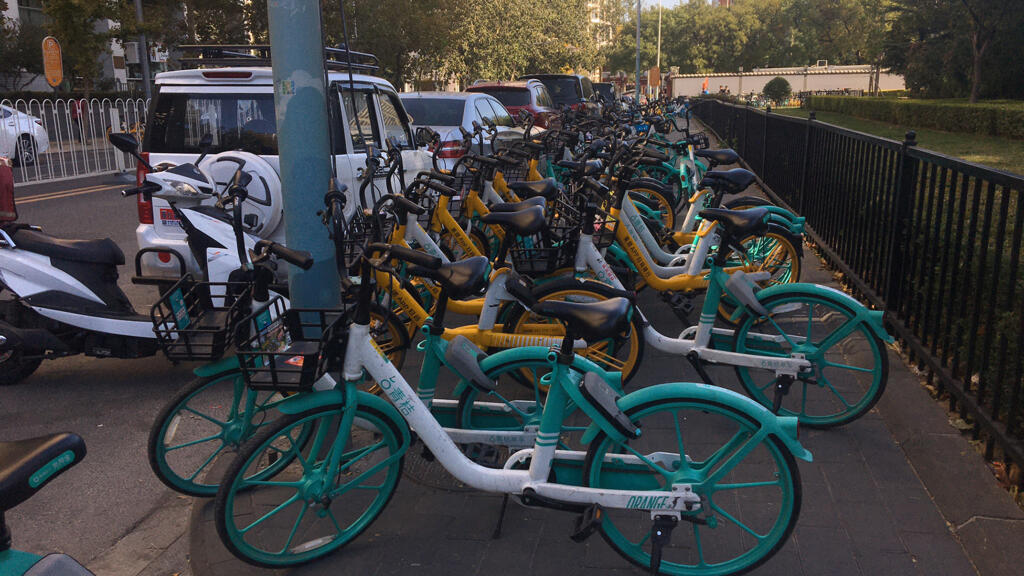 Pékin: le nombre des vélos partagés est désormais limité à 800 000, ce qui n'empêche pas ici de bloquer le passage piétons.